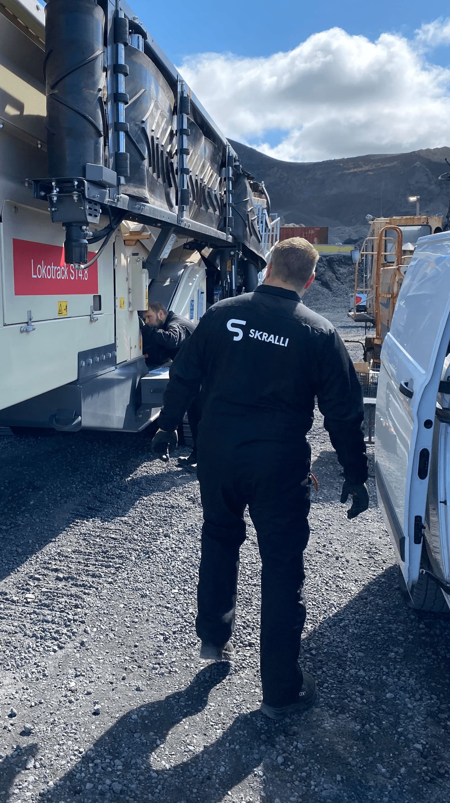 Starfsmaður Skralla við Lokotrack-vinnsluvél á námusvæði